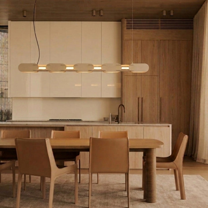 Suspension CHAIN beige dans une cuisine