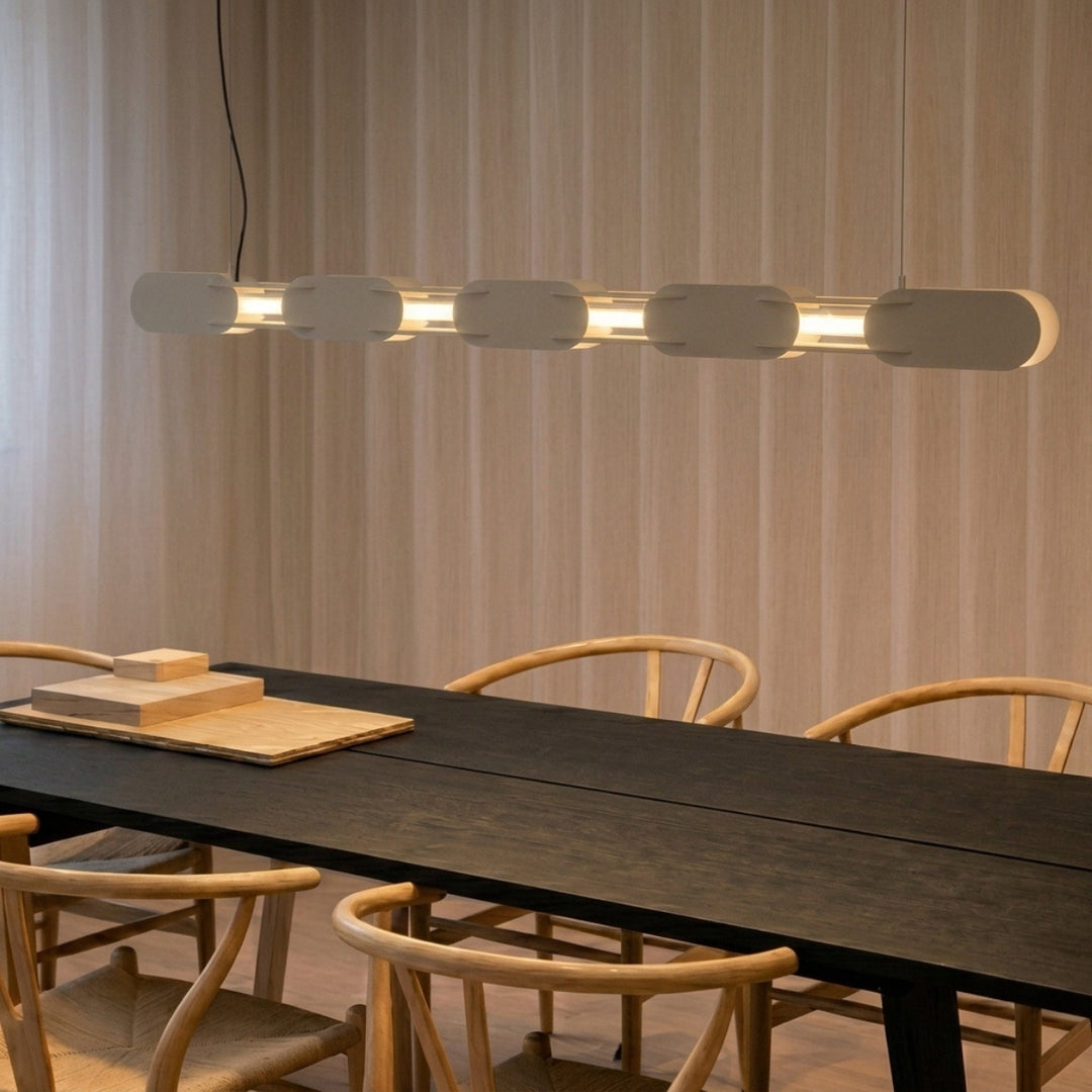 Suspension CHAIN beige au-dessus d'une table