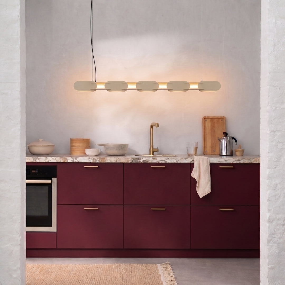 Suspension CHAIN beige dans un intérieur classique