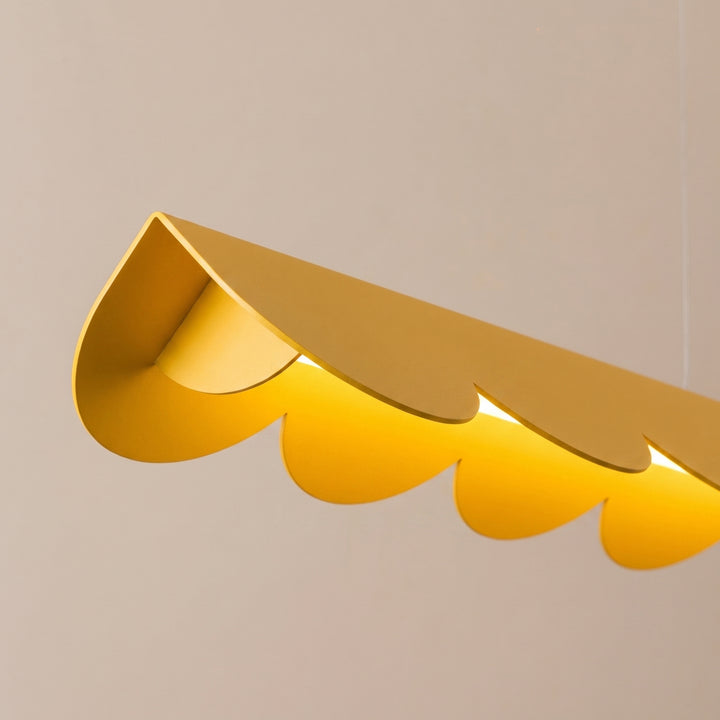 Suspension BISCUIT jaune allumée, détail des festons