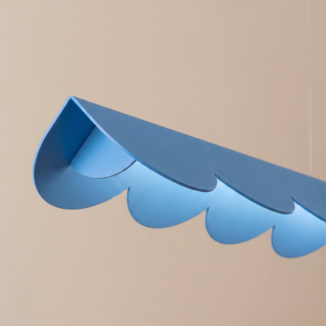 Suspension BISCUIT bleu clair allumée, détail des festons
