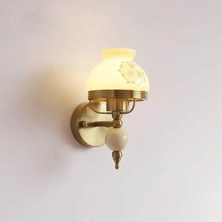 Applique murale rétro en verre opalin au décor floral et laiton