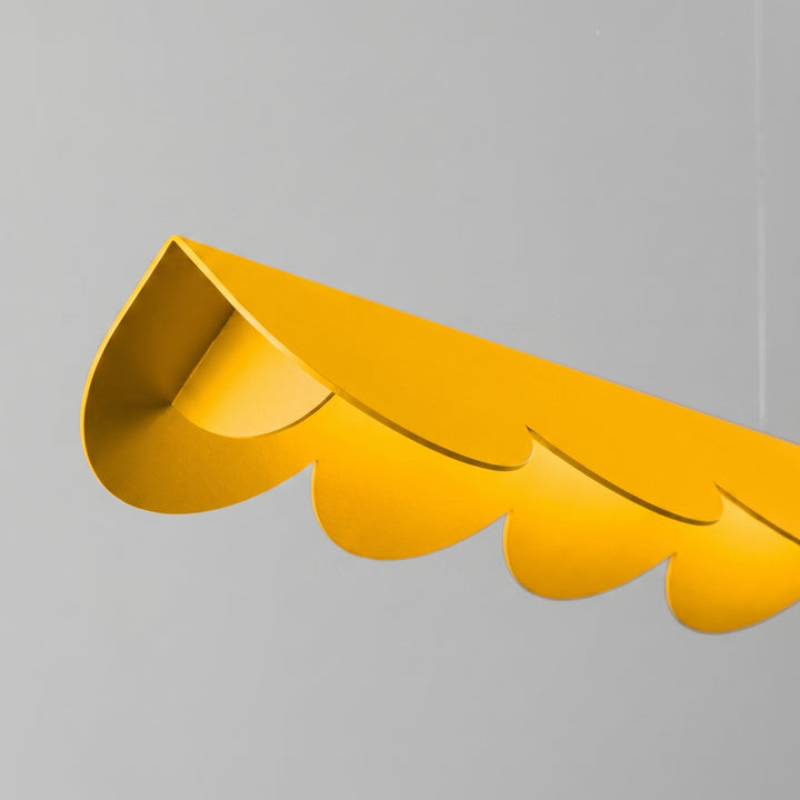 Suspension BISCUIT jaune allumée, détail des festons