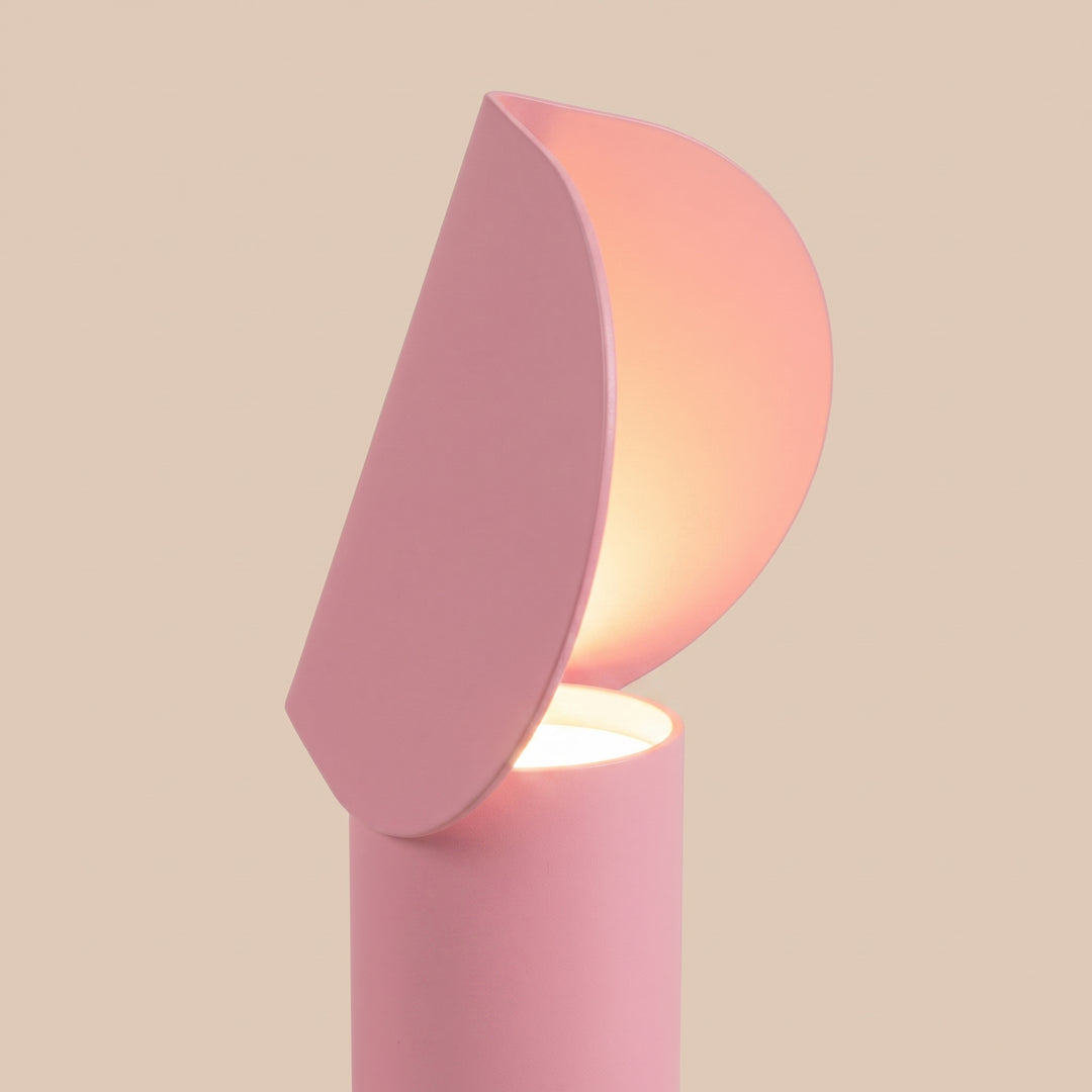 Lampe à poser BISCUIT rose allumée, vue de profil