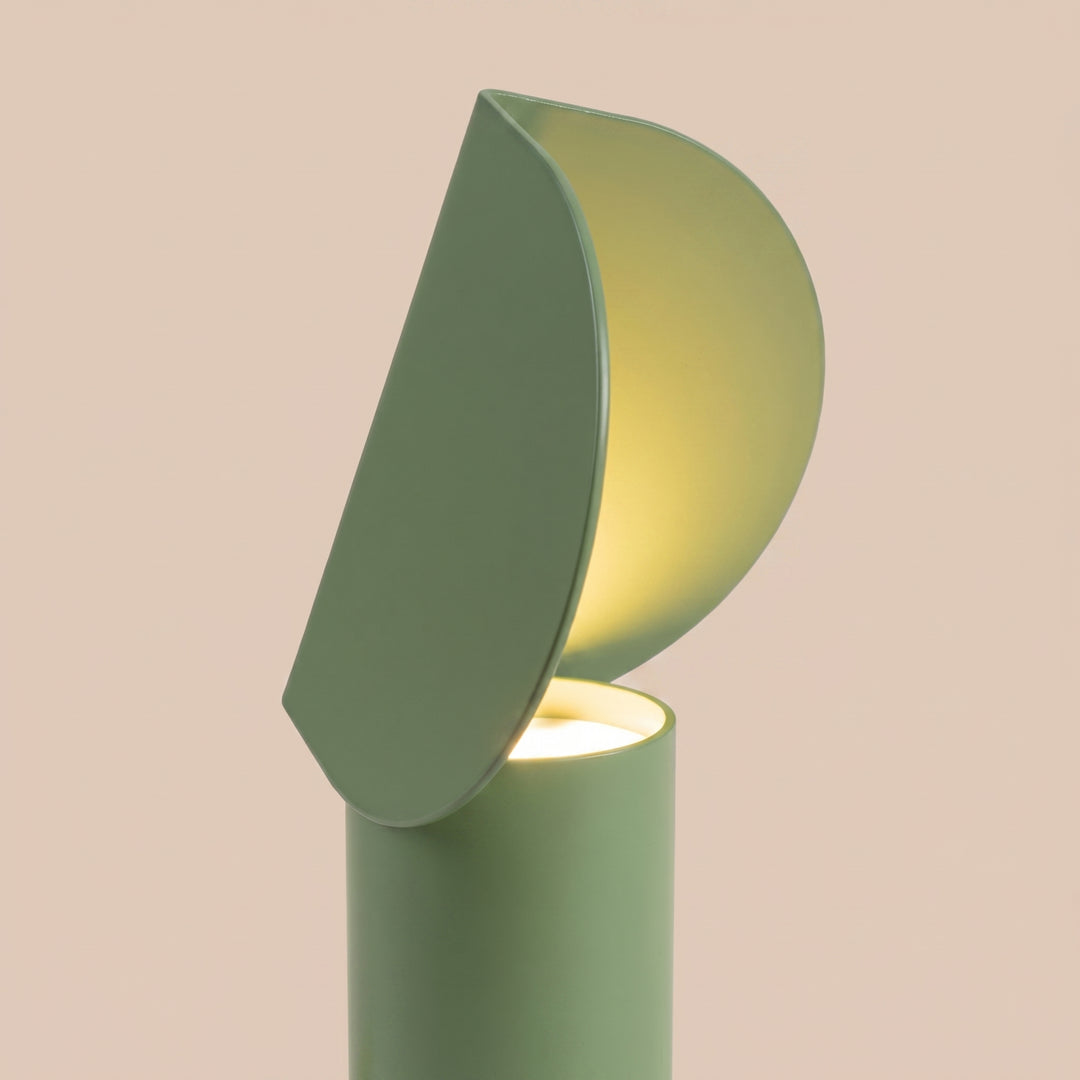 Lampe à poser BISCUIT sauge allumée, vue de profil