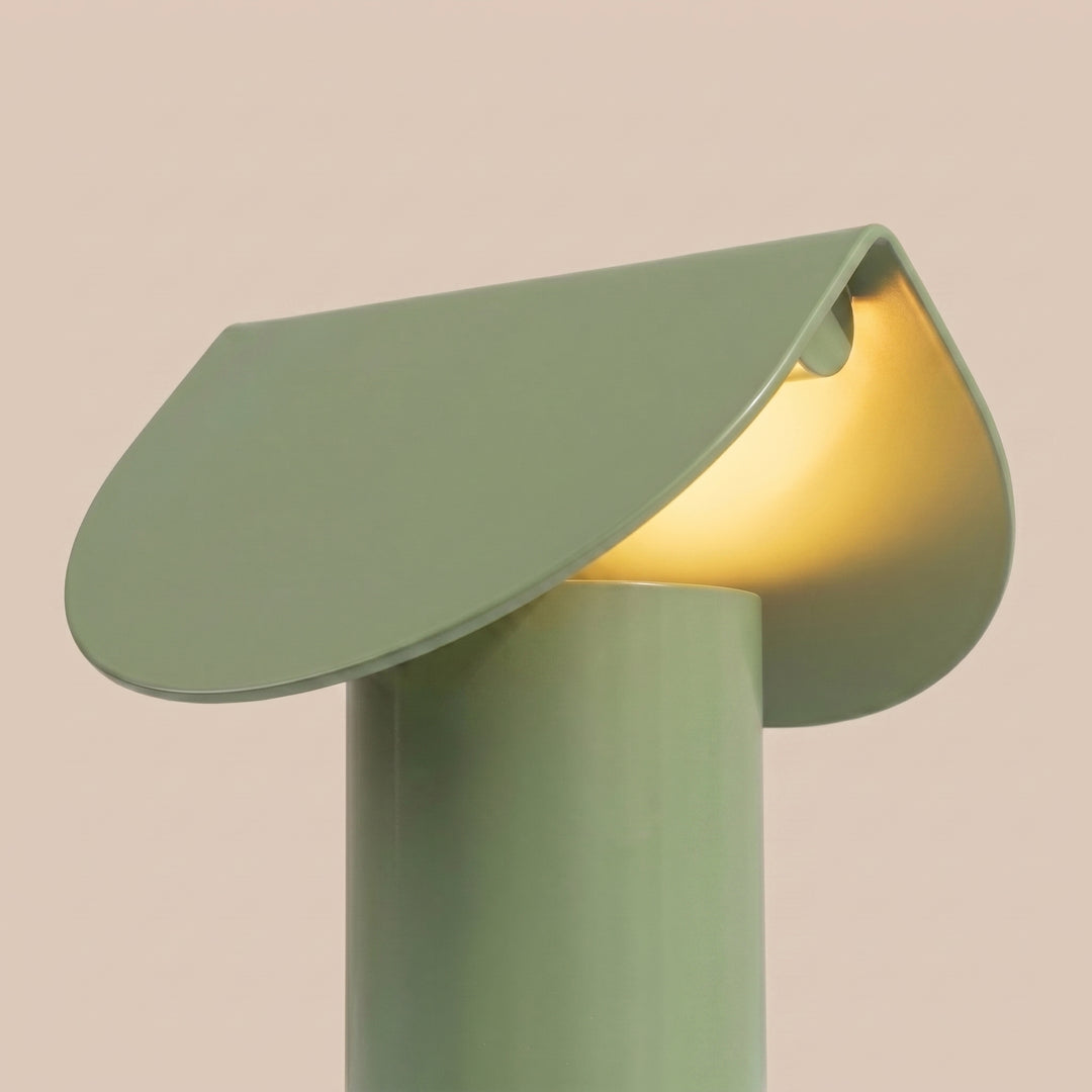 Lampe à poser BISCUIT sauge allumée, vue de trois quarts