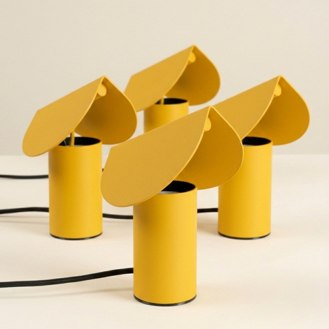 Lampe à poser BISCUIT jaune sur un meuble
