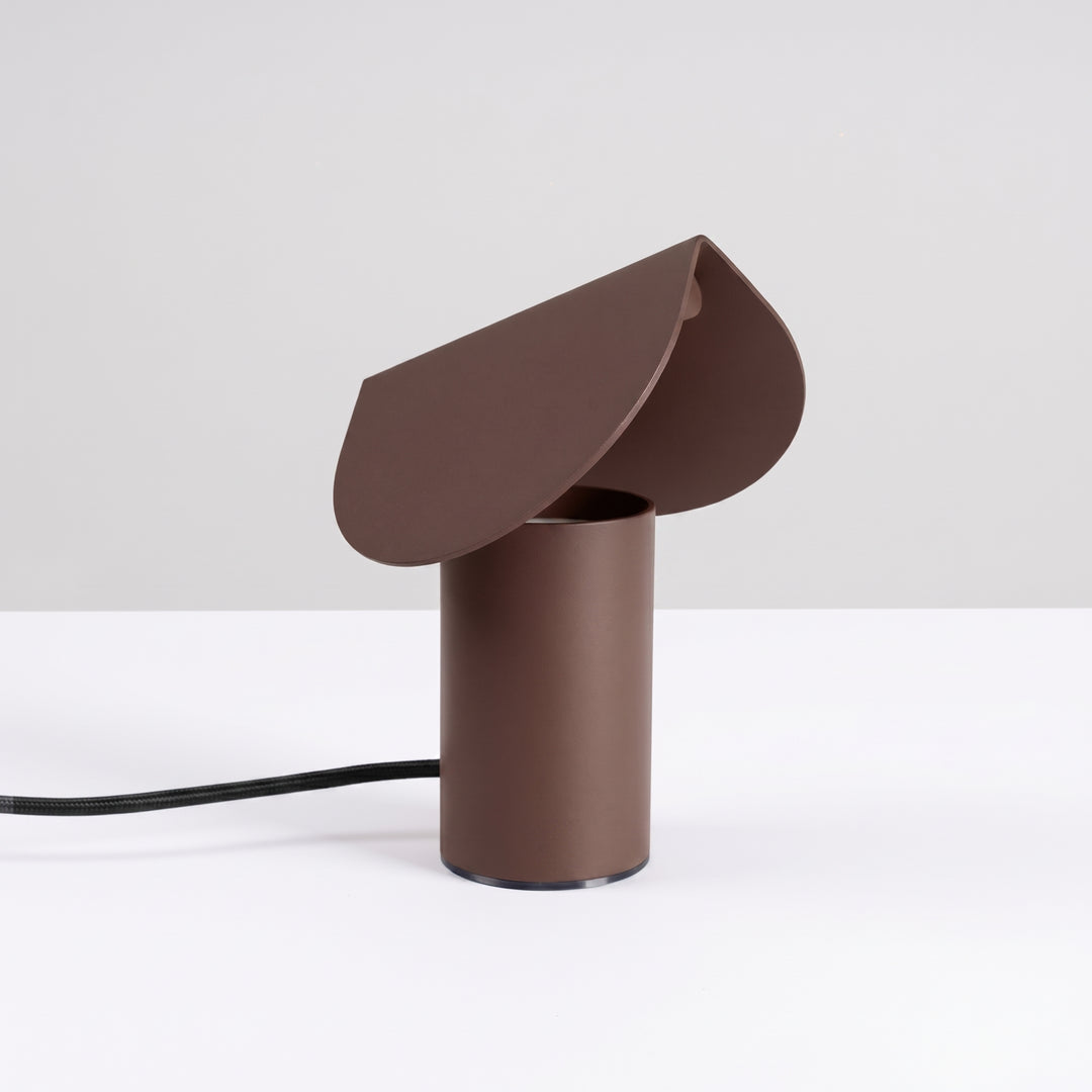 Lampe à poser BISCUIT marron éteinte, sur une table