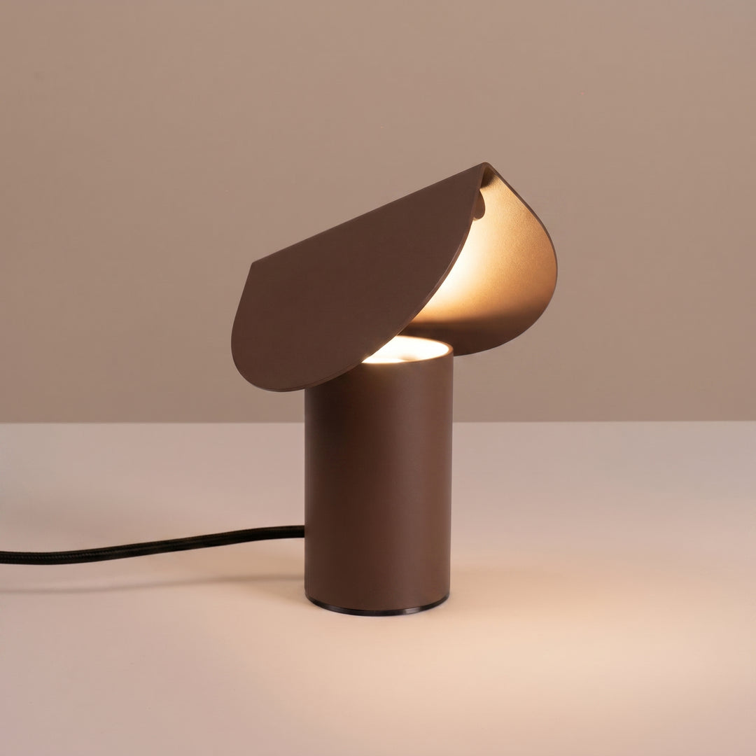 Lampe à poser BISCUIT marron allumée, sur une table
