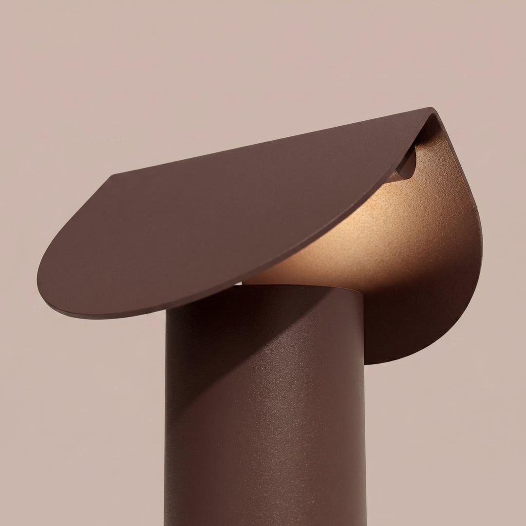 Lampe à poser BISCUIT marron allumée, vue de trois quarts
