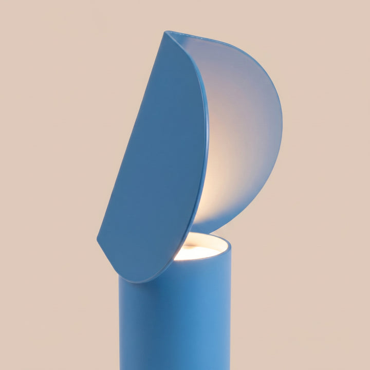 Lampe à poser BISCUIT bleu clair allumée, vue de profil