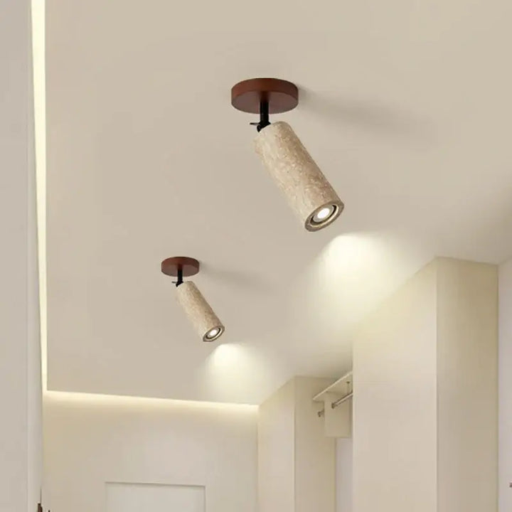 Plafonnier spot orientable en travertin jaune et bois chic