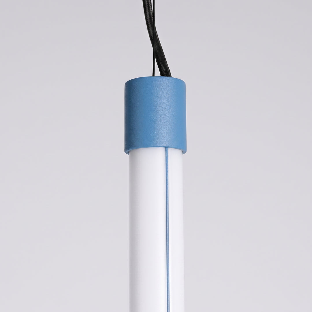Suspension tube TRANG bleu clair détail de l'embout