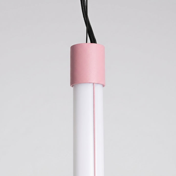 Suspension tube TRANG rose détail de l'embout