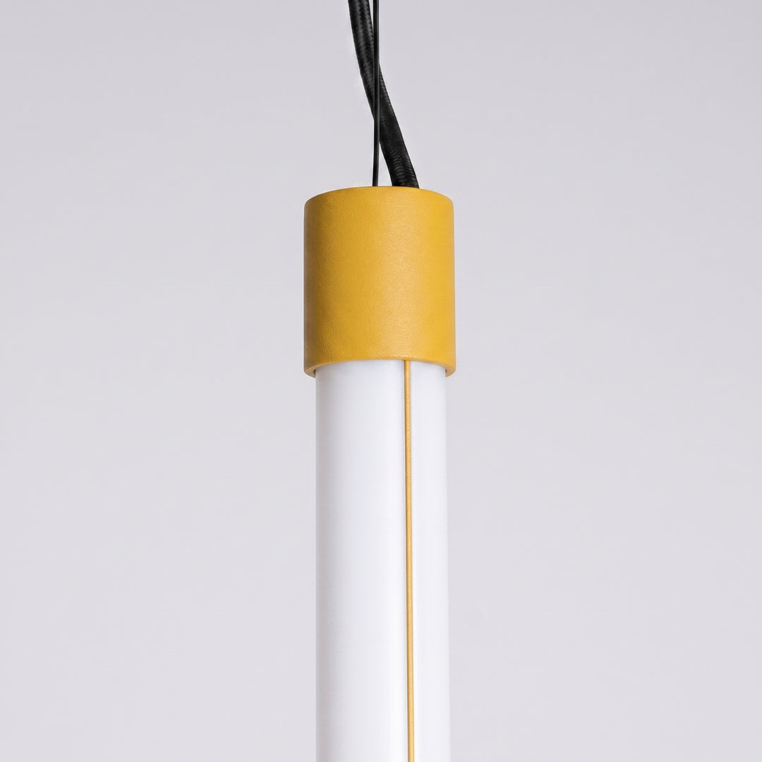 Suspension tube TRANG jaune détail de l'embout