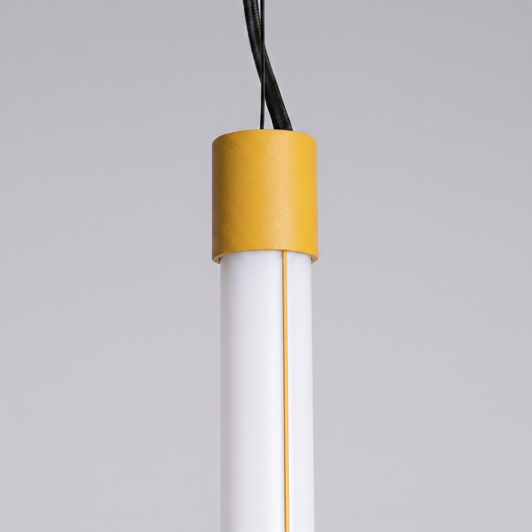 Suspension tube TRANG jaune détail de l'embout