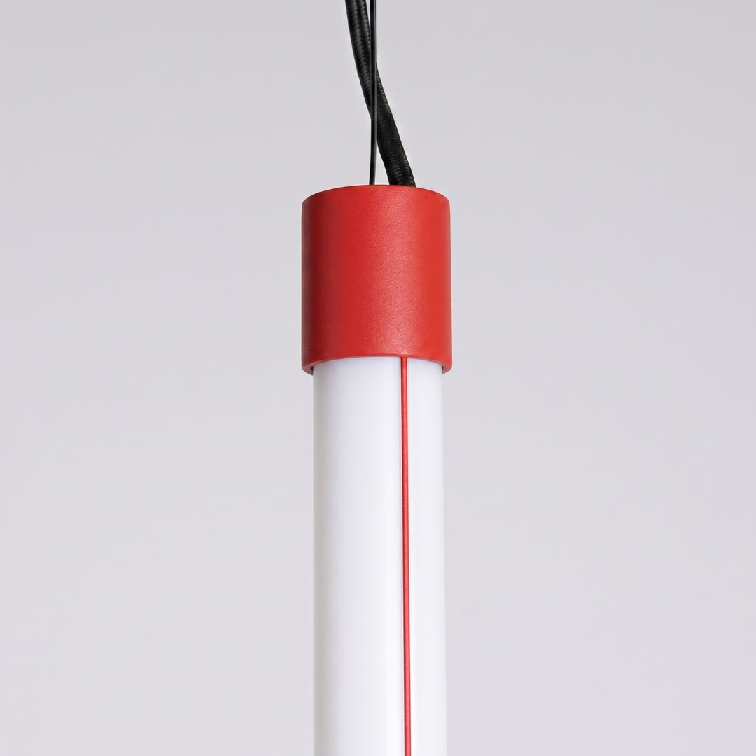 Suspension tube TRANG rouge détail de l'embout