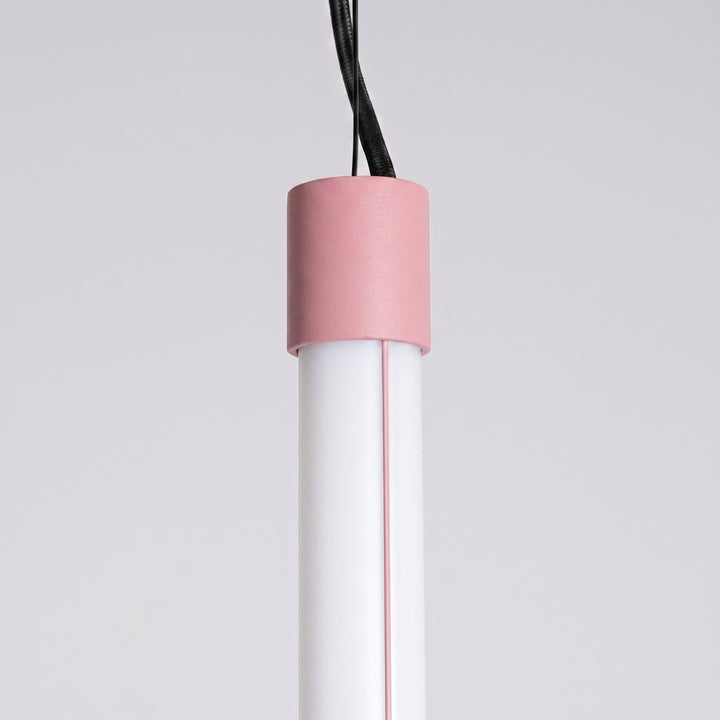 Suspension tube TRANG rose détail de l'embout