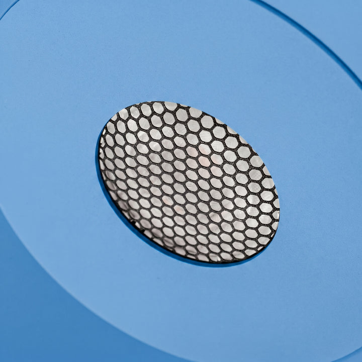 Suspension FINT bleu clair détail de la grille anti-éblouissement