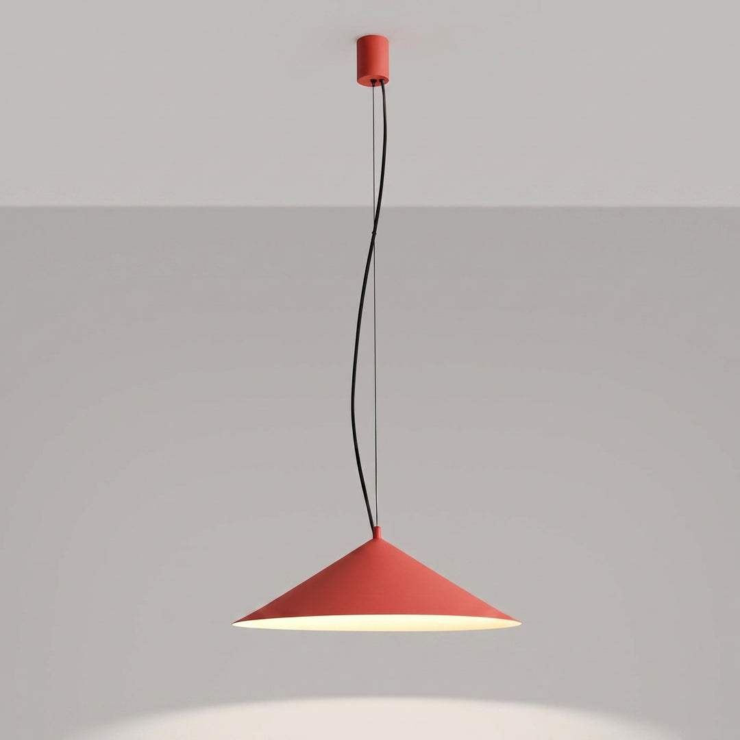 Suspension FINT rouge allumée, lumière vers le bas