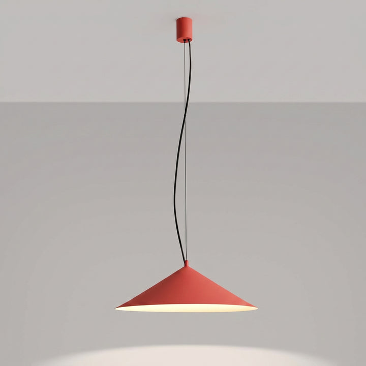 Suspension FINT rouge allumée, lumière vers le bas