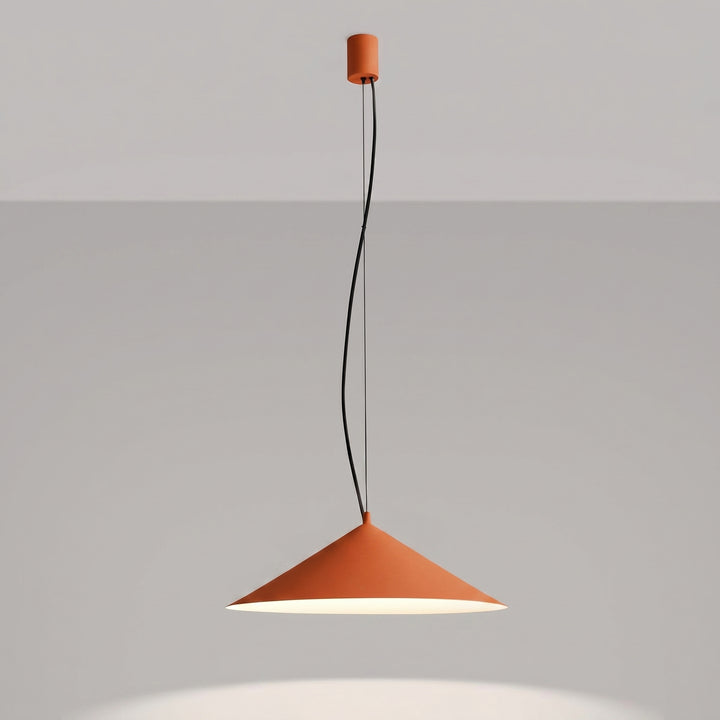 Suspension FINT ocre rouge allumée, lumière vers le bas