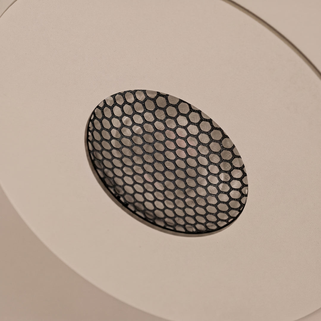 Suspension FINT taupe détail de la grille anti-éblouissement
