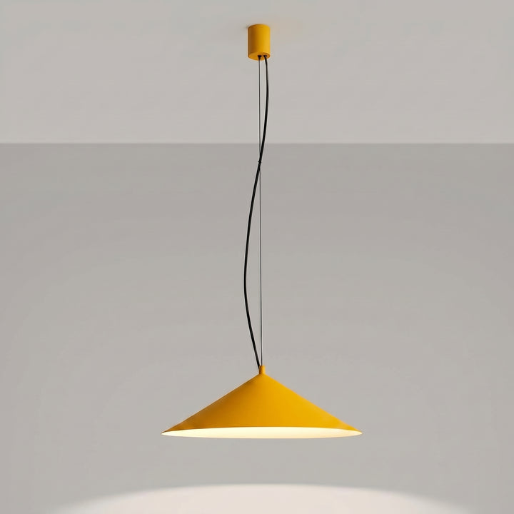 Suspension FINT jaune allumée, lumière vers le bas