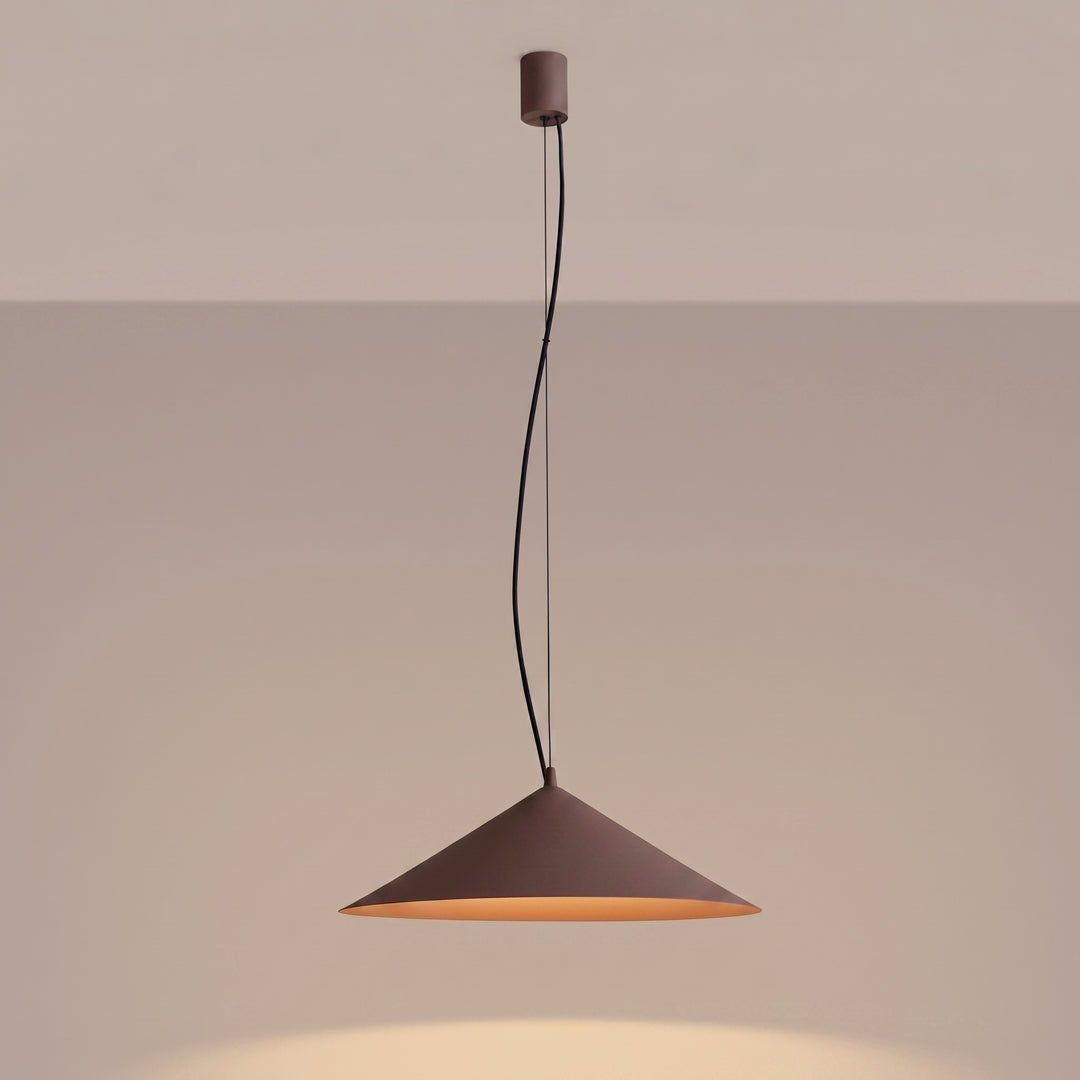 Suspension FINT marron allumée, lumière vers le bas