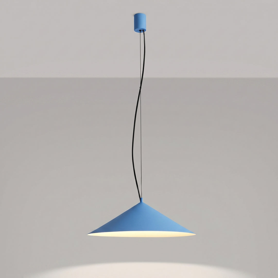Suspension FINT bleu clair allumée, lumière vers le bas