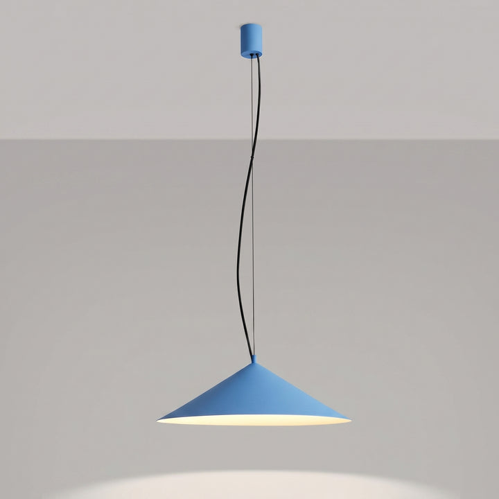 Suspension FINT bleu clair allumée, lumière vers le bas