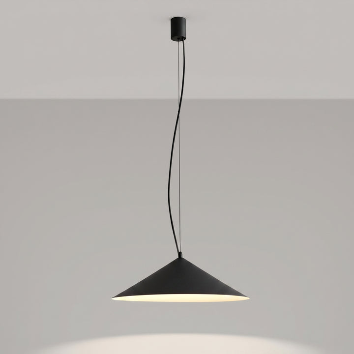 Suspension FINT noir allumée, lumière vers le bas
