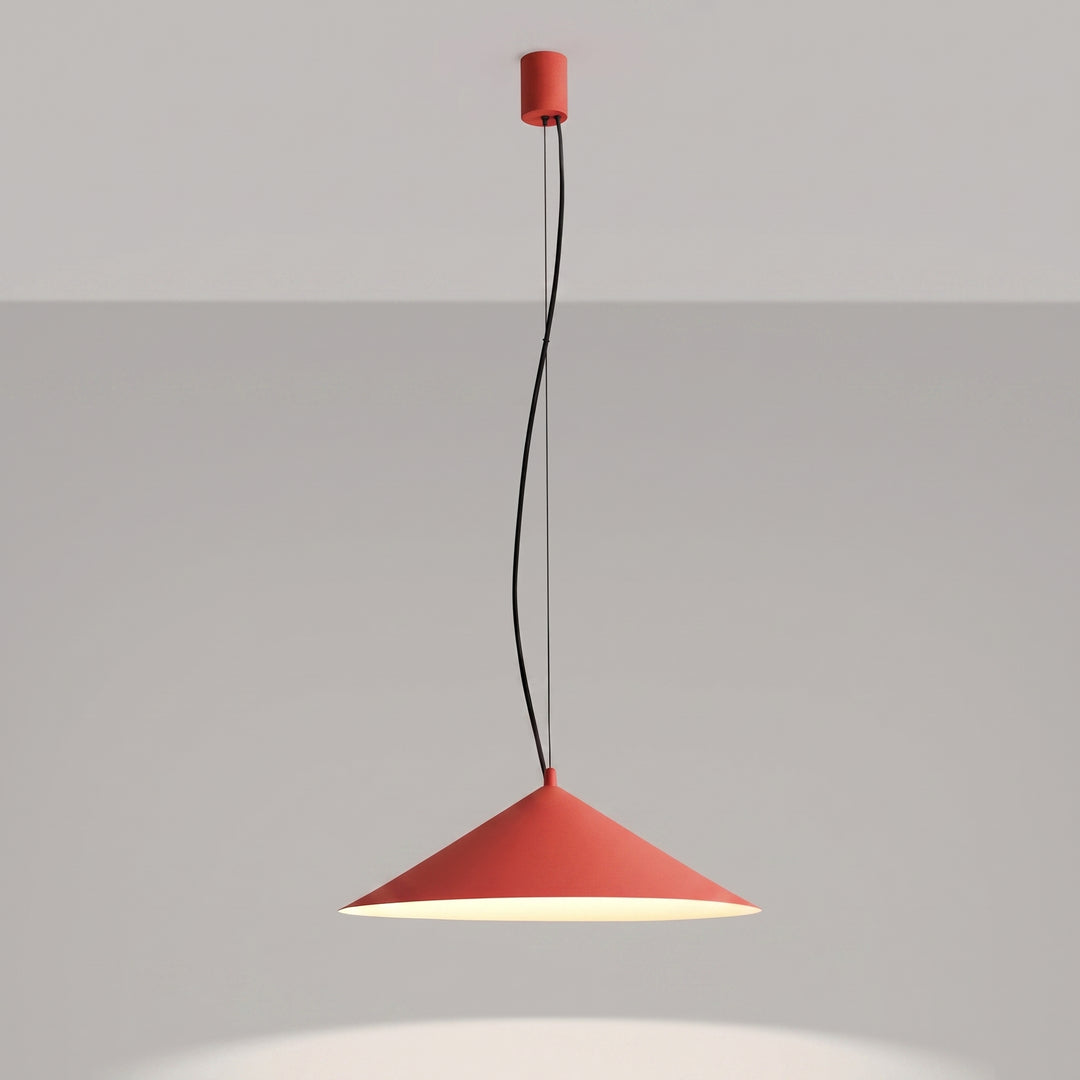 Suspension FINT rouge allumée, lumière vers le bas