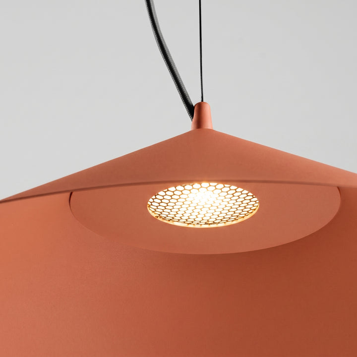 Suspension FINT ocre rouge allumée, grille nid d'abeille