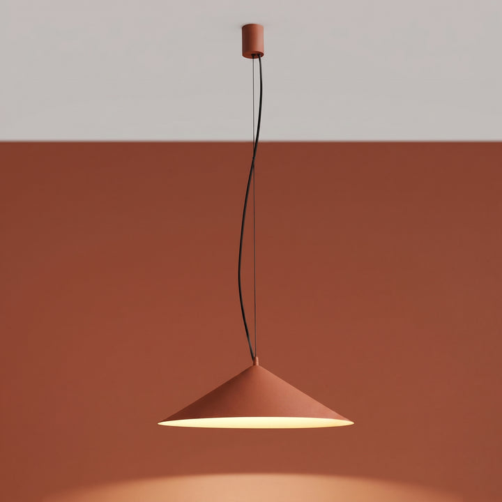 Suspension FINT ocre rouge allumée, lumière vers le bas