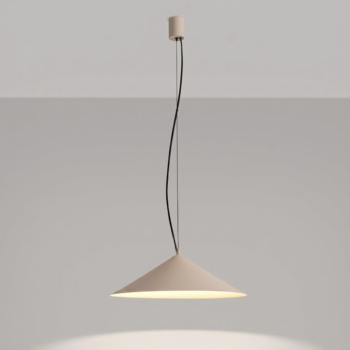 Suspension FINT taupe allumée, lumière vers le bas