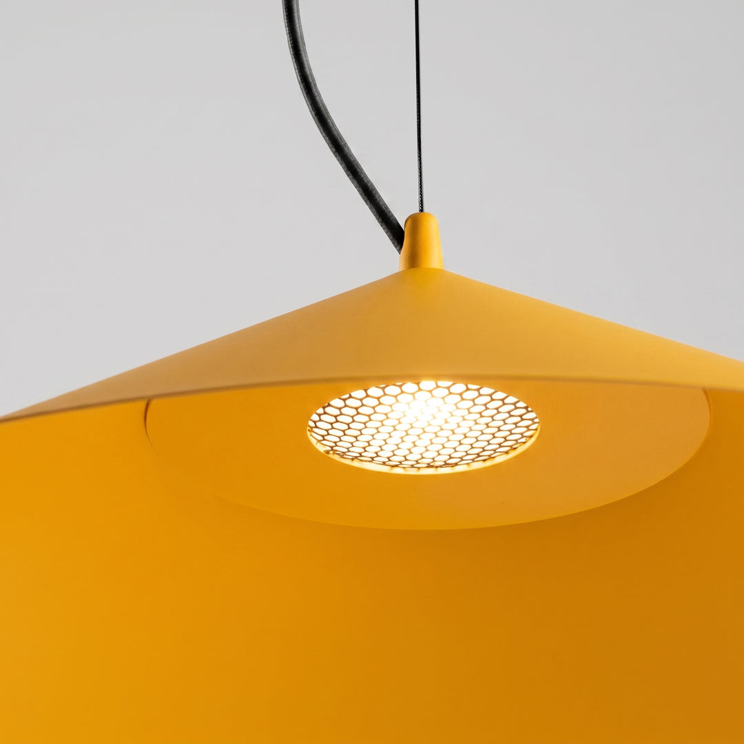 Suspension FINT jaune allumée, grille nid d'abeille