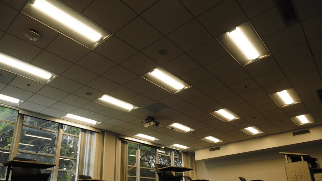 Comment installer des luminaires fluorescents dans un plafond suspendu