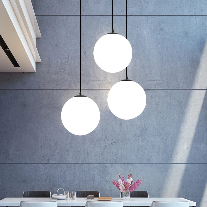 Suspension luminaire minimaliste avec une grosse boule blanche

