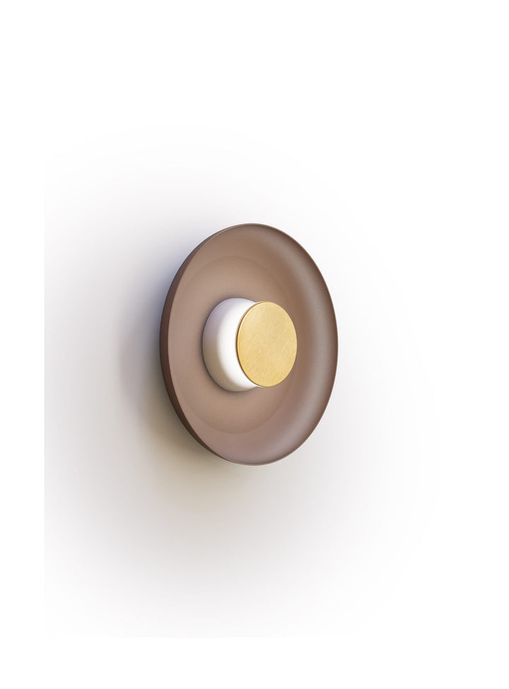 Applique murale Totem Pablo Designs, abat-jour métal espresso 32 cm, base blanche et façade laiton