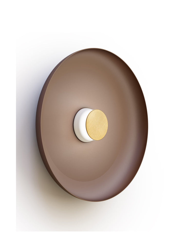 Applique murale Totem Pablo Designs, abat-jour métal espresso 56 cm, base blanche et façade laiton