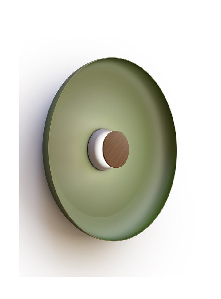 Applique murale Totem Pablo Designs, abat-jour métal vert forêt 56 cm, base grise et façade noyer