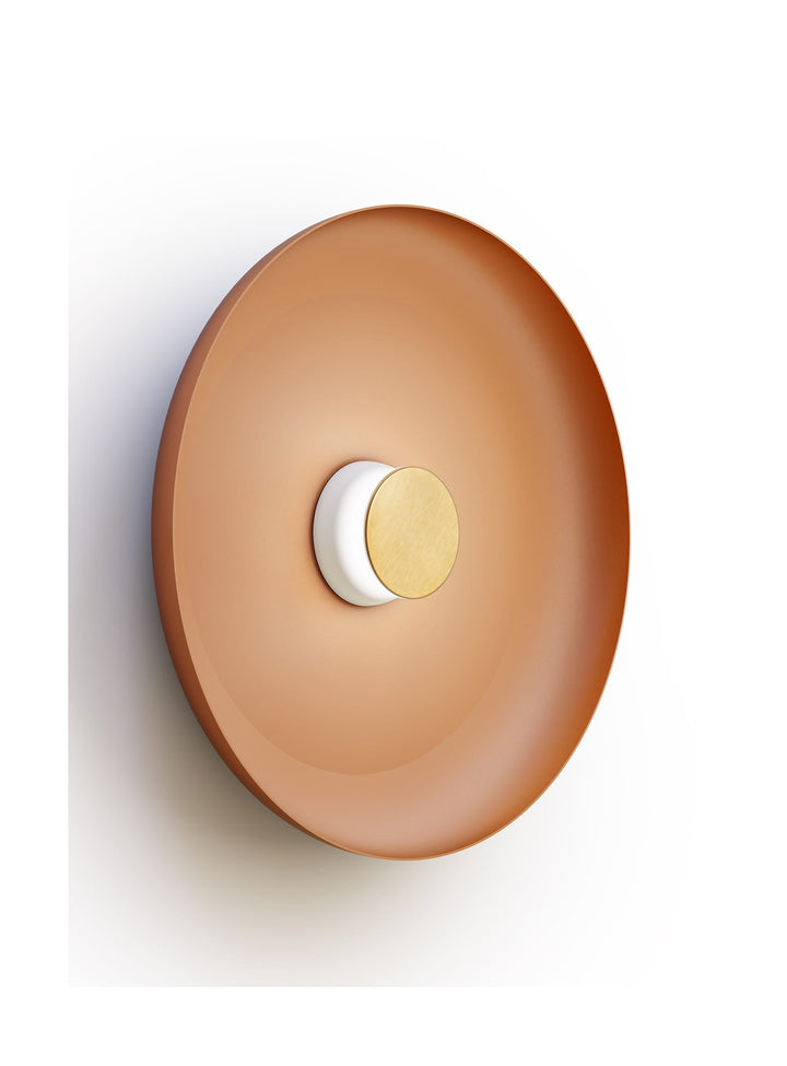 Applique murale Totem Pablo Designs, abat-jour métal terracotta 56 cm, base blanche et façade laiton