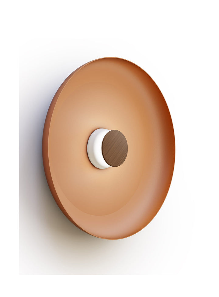 Applique murale Totem Pablo Designs, abat-jour métal terracotta 56 cm, base blanche et façade noyer