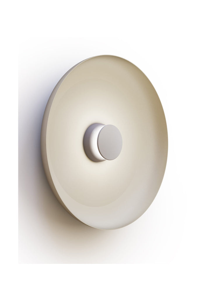 Applique murale Totem Pablo Designs, abat-jour métal blanc 56 cm, base grise