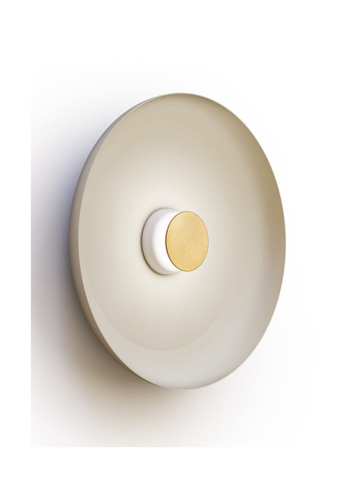 Applique murale Totem Pablo Designs, abat-jour métal blanc 56 cm, base blanche et façade laiton