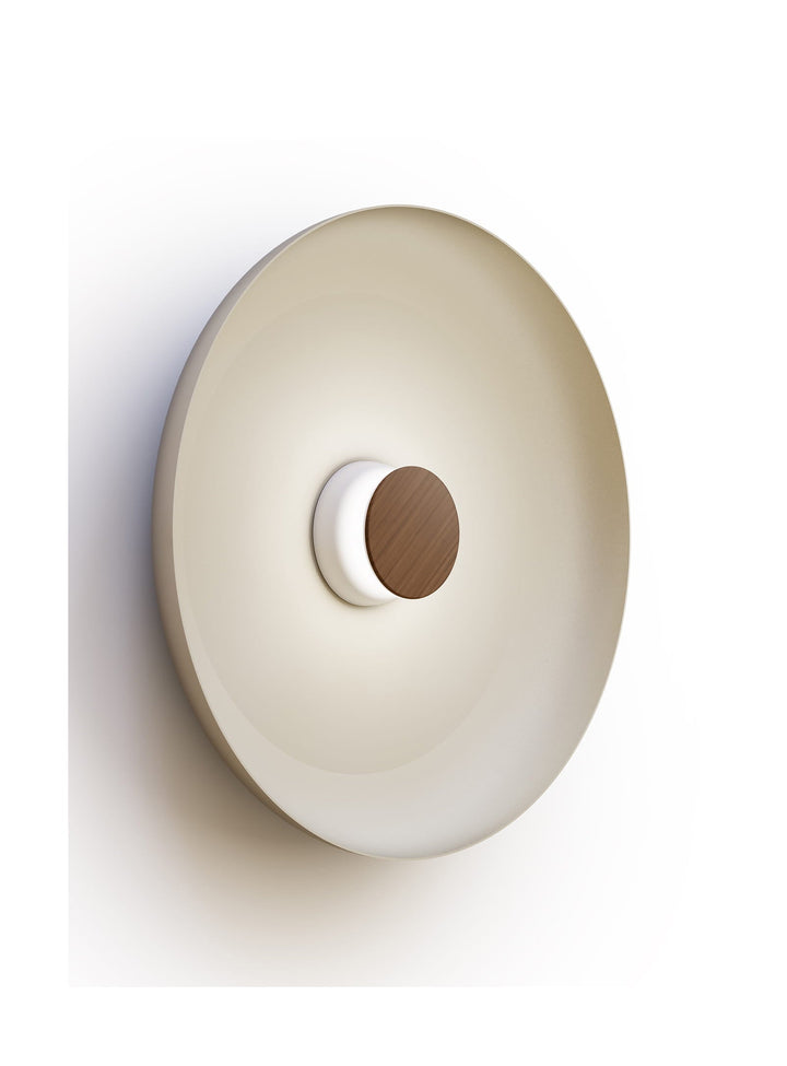 Applique murale Totem Pablo Designs, abat-jour métal blanc 56 cm, base blanche et façade noyer