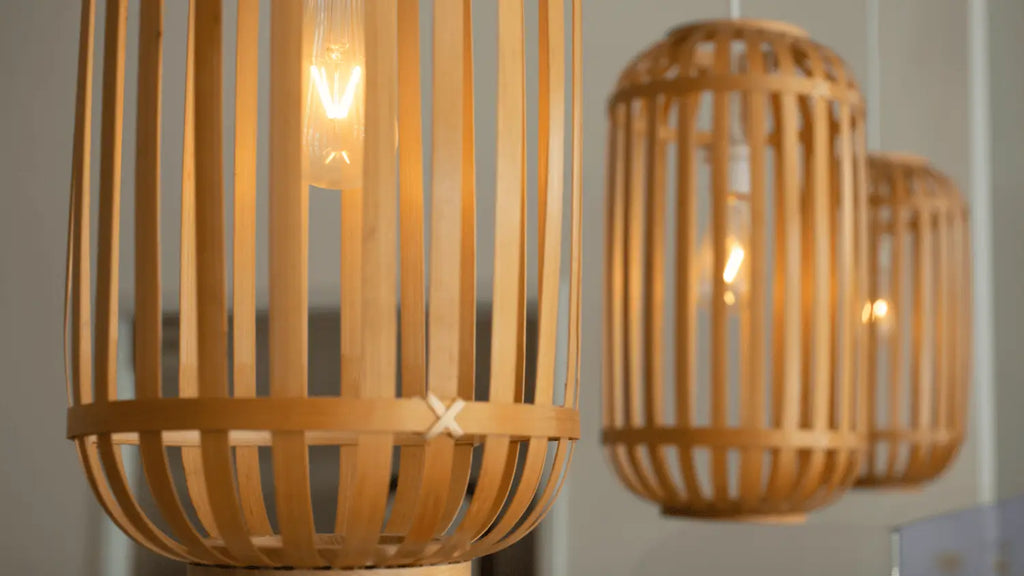 Comment intégrer avec succès un plafonnier en bois dans un décor moderne