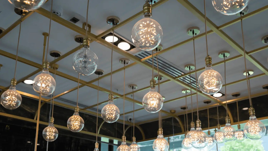 Comment intégrer un plafonnier en verre dans un intérieur moderne