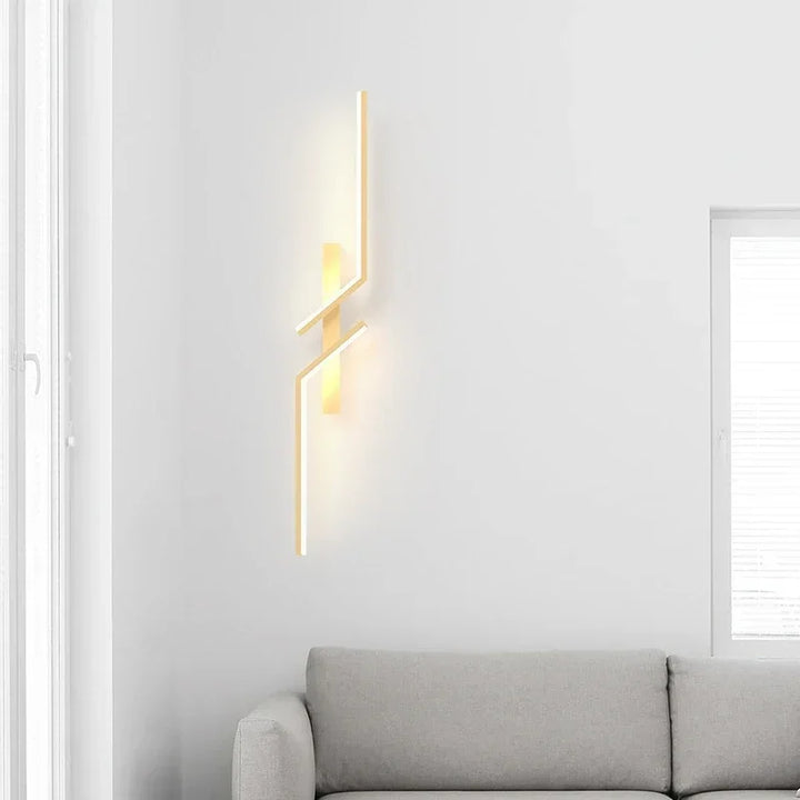 Applique murale LED dorée au design courbé

